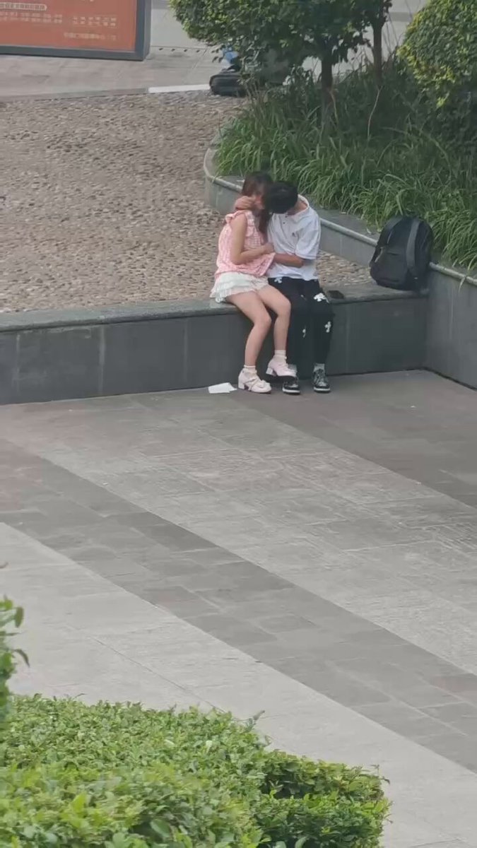 初中生都这样了 但是，为什么不找个隐蔽一点的地方 还是10后就兴这样？