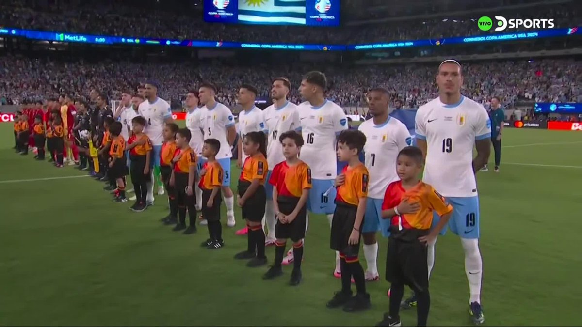 la superioridad lingüística del himno uruguayo, es digno de poder escucharse en algún momento en una final del Mundo 🇺🇾