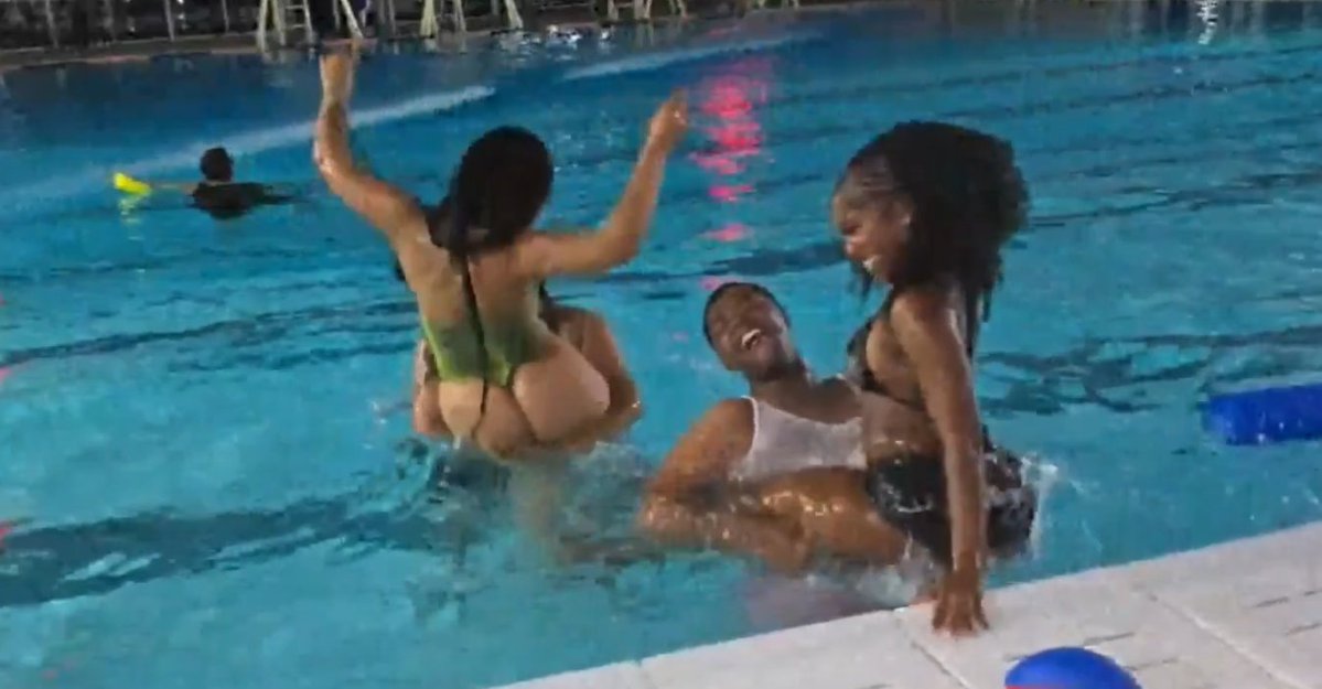 The Streamer University pool party have started😁😜