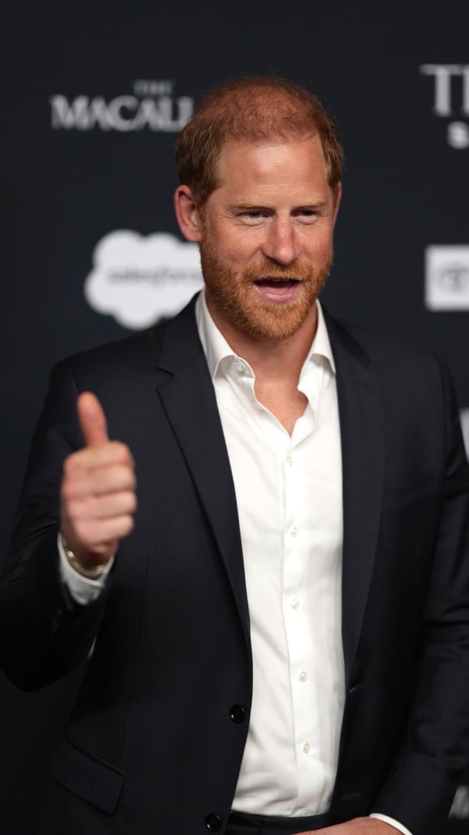 Prince Harry seemed surprised by the warm reception he received in New York City 😅 “You are the most polite set of photographers I have ever met in my life,” he told them before heading inside the TIME100 Sports Gala. Harry attended solo on behalf of the Invictus Games, which were honoured on TIME’s first-ever TIME100 Sports list ✨ 📽️: getty #princeharry #time100
