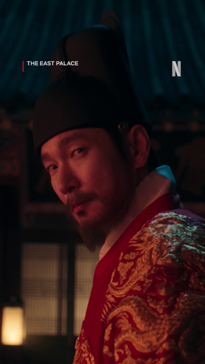 Gu-cheon nggak punya pilihan selain harus memburu roh-roh jahat yang mengancam keluarga raja. Tonton Nam Joo-hyuk, Roh Yoon-seo, & Cho Seung-woo di drakor The East Palace, tayang hari ini di Netflix!