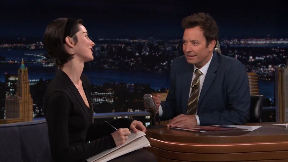 .Gracie Abrams draws a portrait of Jimmy without looking at the page! #FallonTonight #GracieOnFallon