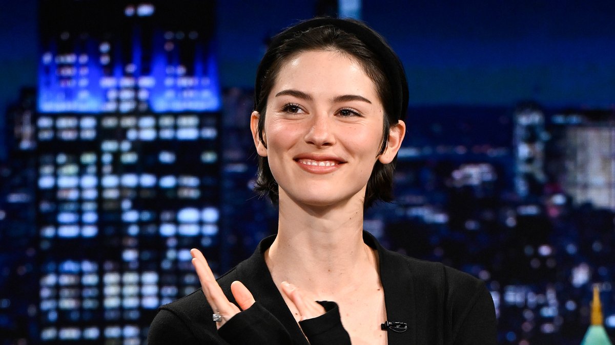 “It is a decades-overdue apology to my mom.” -Gracie Abrams on the title track of her new album Daughter from Hell. #FallonTonight #GracieOnFallon