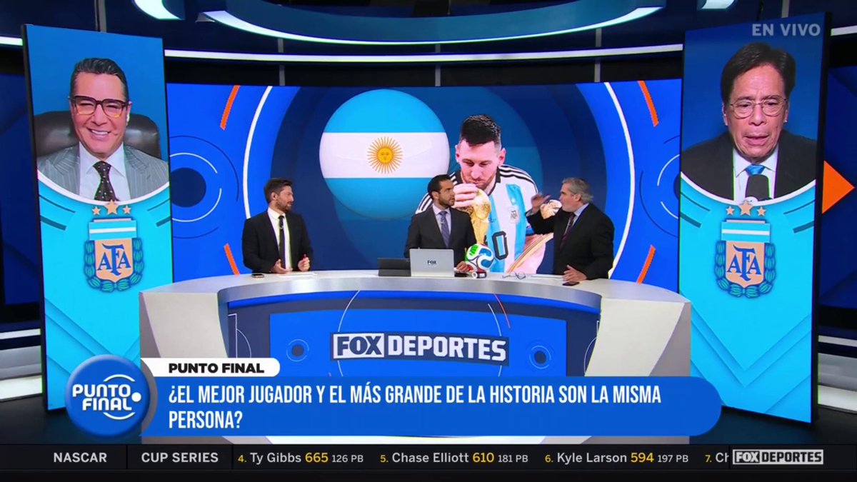 ¿SON INCOMPARABLES? 🤔🔥 ¿Es justo elegir a un solo futbolista como el mejor de la historia? Mientras algunos defienden la habilidad y la trayectoria de Lionel Messi, otros destacan el legado de Pelé y las hazañas de Diego Maradona. #PuntoFinal #FiebreDeFutbol