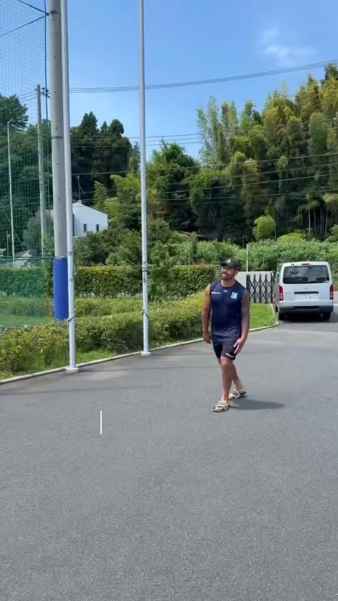 🔰チャールズ・ピウタウ選手、クラブハウスへ！🦈 新加入のチャールズ・ピウタウ選手が、 初めてブルーシャークスのクラブハウスを訪れました✨ 吉廣HCの案内で、まずは自分のロッカーへ。 ネームプレートを取り付け、 いよいよブルーシャークスの一員に👏 その後は、 練習着やジャージーのサイズ確認など、 シーズンに向けた準備を進めました👕 そして途中には… お兄さんである シアレ・ピウタウ選手のネームプレートを ちょっぴりいじる（!?）場面も😂 仲の良さが伝わる、 思わず笑顔になるワンシーンです✨ 兄を尊敬しながら、 自分らしく新たな挑戦をスタートしたチャールズ選手。 ブルーシャークスの一員としての歩みが、 いよいよ始まります🔥 ぜひ最後までご覧ください🦈💙 #清水建設江東ブルーシャークス #チャールズピウタウ #シアレピウタウ #リーグワン