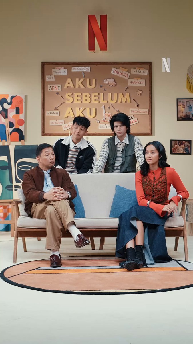 Di masa sekolah, siapa yang paling berpengaruh buat kamu: guru atau orang tua? Simak obrolan para cast Aku Sebelum Aku, lalu tonton filmnya yang udah tayang di Netflix, sekarang!