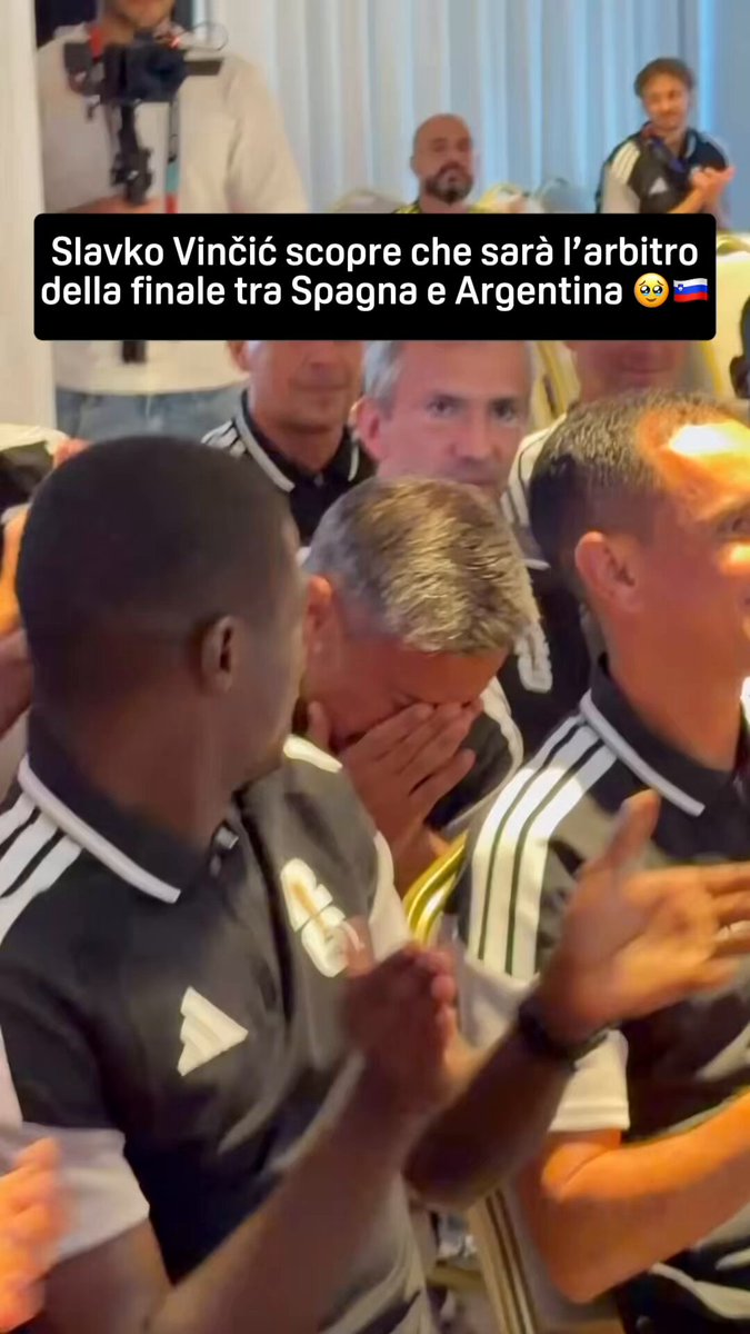 La reazione di Vinčić quando scopre che sarà l'arbitro della finale del Mondiale 🥹🇸🇮 Poi l'abbraccio con Collina 🫂 #SpagnaArgentina dalle 18:30 su #DAZN con #TimesSquare #FIFAWorldCup