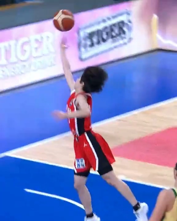 Kako Otsuki ending the first quarter with a bang‼️ #FIBAU17 Australia vs Japan QF matchup is heating up. You tuned in? 🇦🇺🇯🇵