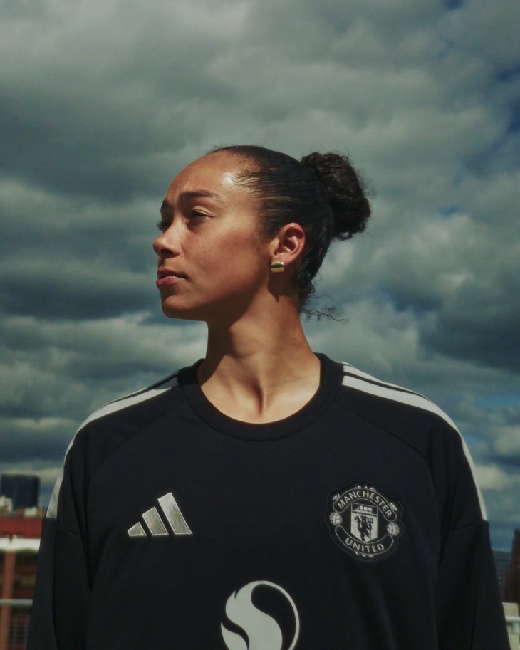From New York to Manchester, meet the fans powering the rise of women's football. This is more than support. It's a movement. This is The Art of Fandom 🔴🍎 🤝 Snapdragon x Manchester United Women