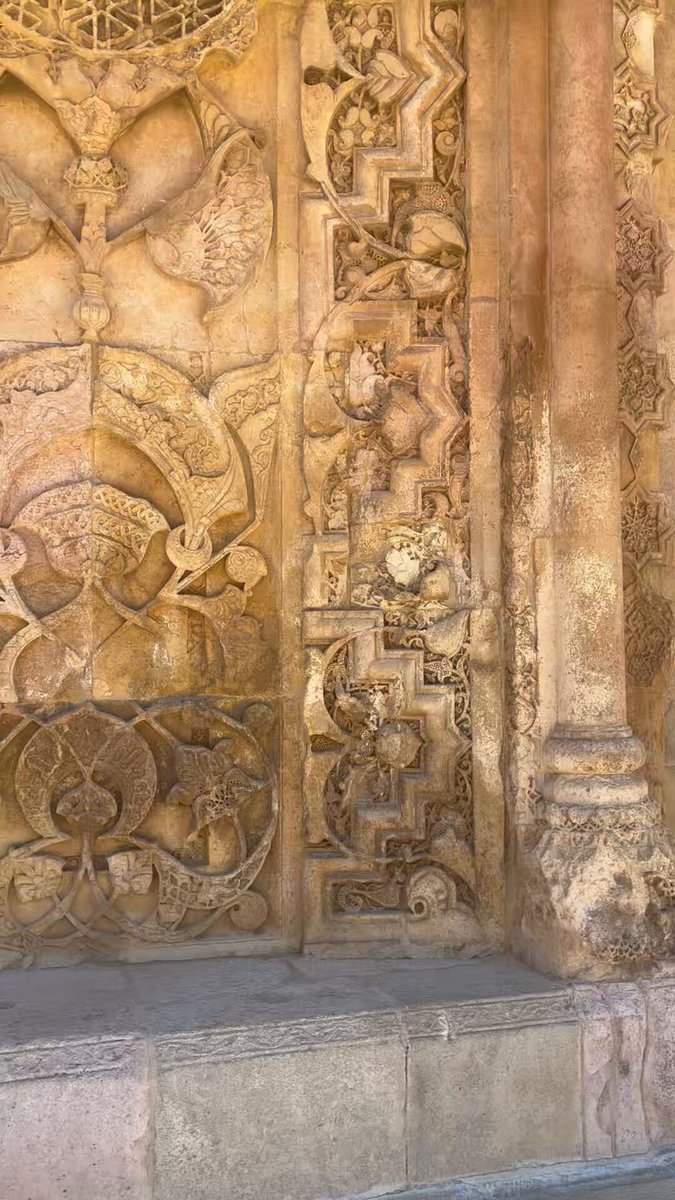 Stendhal sendromunu duydunuz mu? Kişinin muazzam bir güzellikteki sanat eserleriyle veya tarihi mekânlarla karşılaştığında yaşadığı çarpıntı, baş dönmesi, bayılma ve hatta halüsinasyon gibi psikosomatik (ruh ve bedeni etkileyen) belirtilere verilen isimdir. Bu durum adını, 1817'de Floransa'yı ziyaret ederken benzer semptomlar yaşayan ünlü Fransız yazar Stendhal'dan almıştır. Divriği Ulu Cami ve Darüşşifası bu duyguyu yaşadığım ülkemizdeki en önemli yer diyebilirim. Uzun yıllardır restorasyon nedeniyle kapalı olan bu muhteşem yer geçen yıl ziyarete açıldı ve nihayet görme şansını yakaladım. Divriği Ulu Cami ve Darüşşifası, 1985 yılında UNESCO Dünya Kültür Mirası Listesi’ne giren ilk İslam mimarisi eserlerinden birisidir ve tüm görkemi ile 800 yıldır ayakta. Bu muhteşem yapının mimarı, Ahlatlı Muğis oğlu Hürrem Şah’tır. Bu yapı onun bilinen tek eseridir. Taş süslemesinin olağanüstü güzelliği ve her motifin birbirine benzese bile hiçbirinin tamamen aynı olmaması karşısında büyüleniyorsunuz. Caminin içindeki Mimber abanoz ağacından ve yapımı 12 yıl sürmüş. Bu muhteşem ağaç işçiliğinin ustası Tifisli İbrahim oğlu Ahmet. Caminin bitişiğindeki Darüşşifa ise akıl ve sinir hastalarının su, ses, mekan akustiği ve Kuran Tilavetiyle tedavi edildiği yer. Burası ziyaret edilecek yerler listenizin başında olmalı diye düşünüyorum.