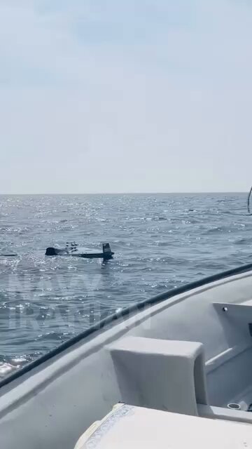 🇮🇷🇺🇸 Iranian fishermen filmed themselves pulling up to a drone bobbing in the sea, said to be an intercepted U.S. LUCAS. There's no verification of the drone model, but if it holds up, it's a neat little irony floating in the water. LUCAS is the U.S. military's reverse-engineered copy of Iran's own Shahed-136 kamikaze drone, built by an Arizona firm after the Pentagon got hold of a captured Shahed. CENTCOM has been using them against Iranian targets since the war opened in February. Writer: Julie
