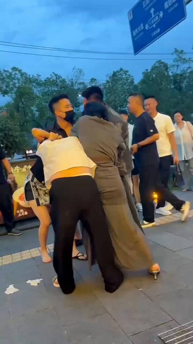 女人打架，男人不要参与 纯猜，应该是抓小三，口罩男是理亏一方，所以很怂包，打人的女的带了一男一女做帮手，男的就一直推骂口罩男，口罩男应该是理亏不敢反抗，地面上是两个女的压制小三，一个是正主一个是帮手