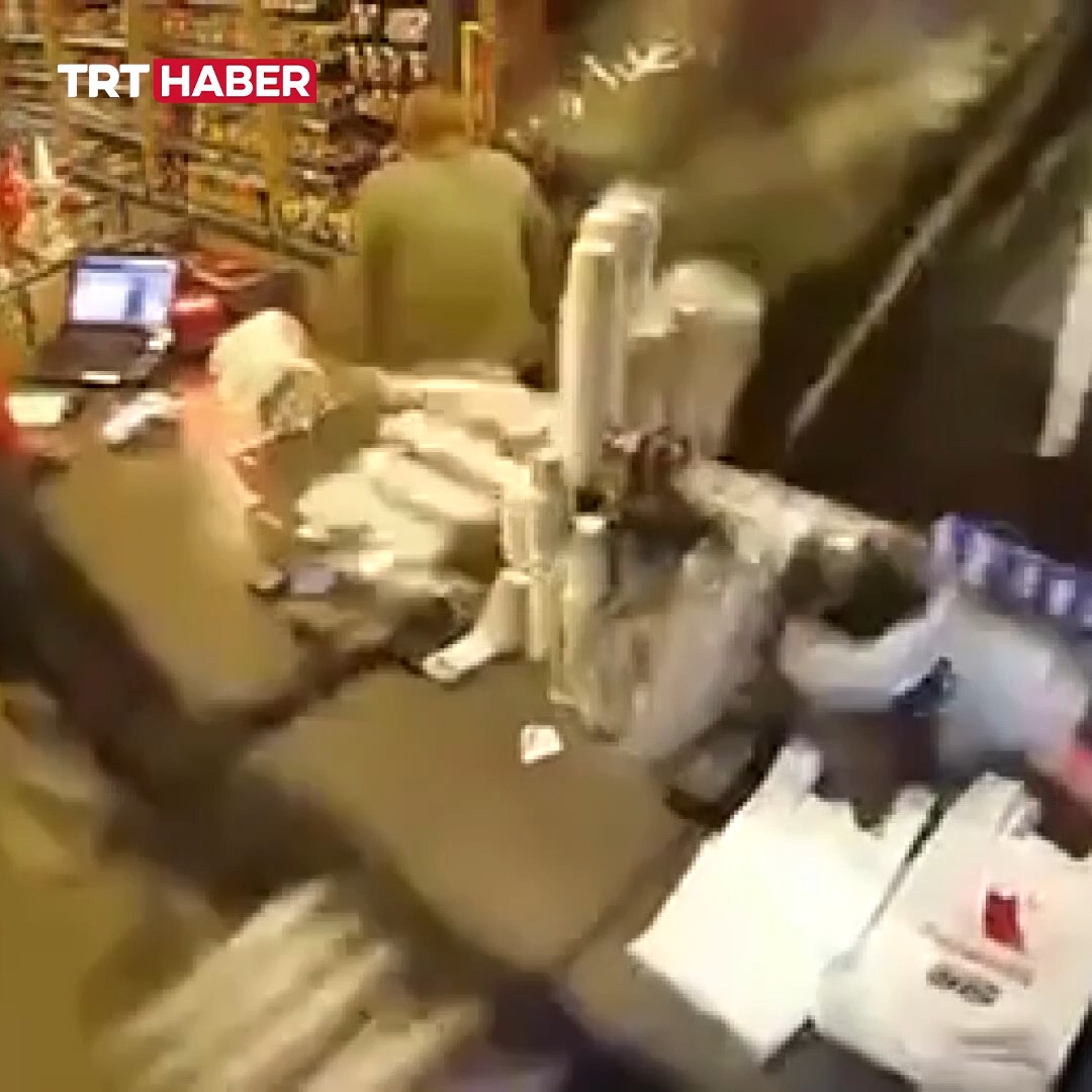 Bursa'da kömür yüklü tır, akaryakıt istasyonuna daldı. Tırın market duvarına çarpması sonucu 1 kişi hayatını kaybetti, 2 kişi yaralandı. Sürücü gözaltına alındı.