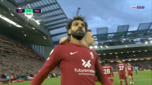 🔙 Önder Özen'in Ocak 2025'te Mohamed Salah hakkında söyledikleri: "Bakın bugün Bayern Münih'te olsa Mohamed Salah, Şampiyonlar Ligi'nin bir numaralı favorisi olur. Real Madrid'de olsa başka bir şey olur. Bugün Barcelona'da olsa Yamal'ın yerini değiştirebilirler. Salah ayrı bir seviye futbolcu. Son yıllarda stadyumda izleme şansı buldum. Her seferinde hayretler içerisinde kaldım. Ben onun bu kadar kuvvetli olduğunu bilmiyordum. Stoperler yan yana gelemiyor. Bu çok başka bir seviye. Şu anda dünyanın en etkili iki üç forvetinden biri."