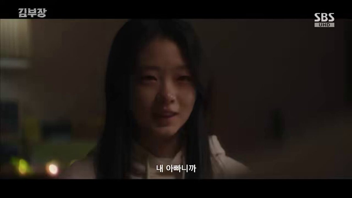 baru bisa ketemu eh mereka harus pisah lagi😭 minji's words to her father is soo😭💔 #AgentKimReactivatedep7 minji: karena dia ayahku, dia pasti akan kembali appa kim; apa kamu yakin bisa nunggu sendirian? minji: bisa dong! lagi pula, aku ga sendirian. sebenarnya...aku pernah merasa kalau aku sendirian. aku ga punya ibu dan karena terlalu sering pindah sekolah aku juga ga punya temen. pas aku di gudang pendingin, pikiran seperti itu terus terlintas di kepalaku, tapi tiba-tiba aku inget ayah kayak "ah, benar juga, aku ga sendirian, ayah pasti lagi khawatirin aku dan aku juga kangen ayah banget" jadi aku beraniin diri. karena ayah pasti ngerasain hal yang sama kayak aku. ayah juga ga sendirian, karena ayah punya aku. makanya ayah dateng buat ngelametin aku, kan? appa kim: minji....🥺 minji: aku gapapaa. beneran gapapa. aku bakal kuat dan nunggu sendiri