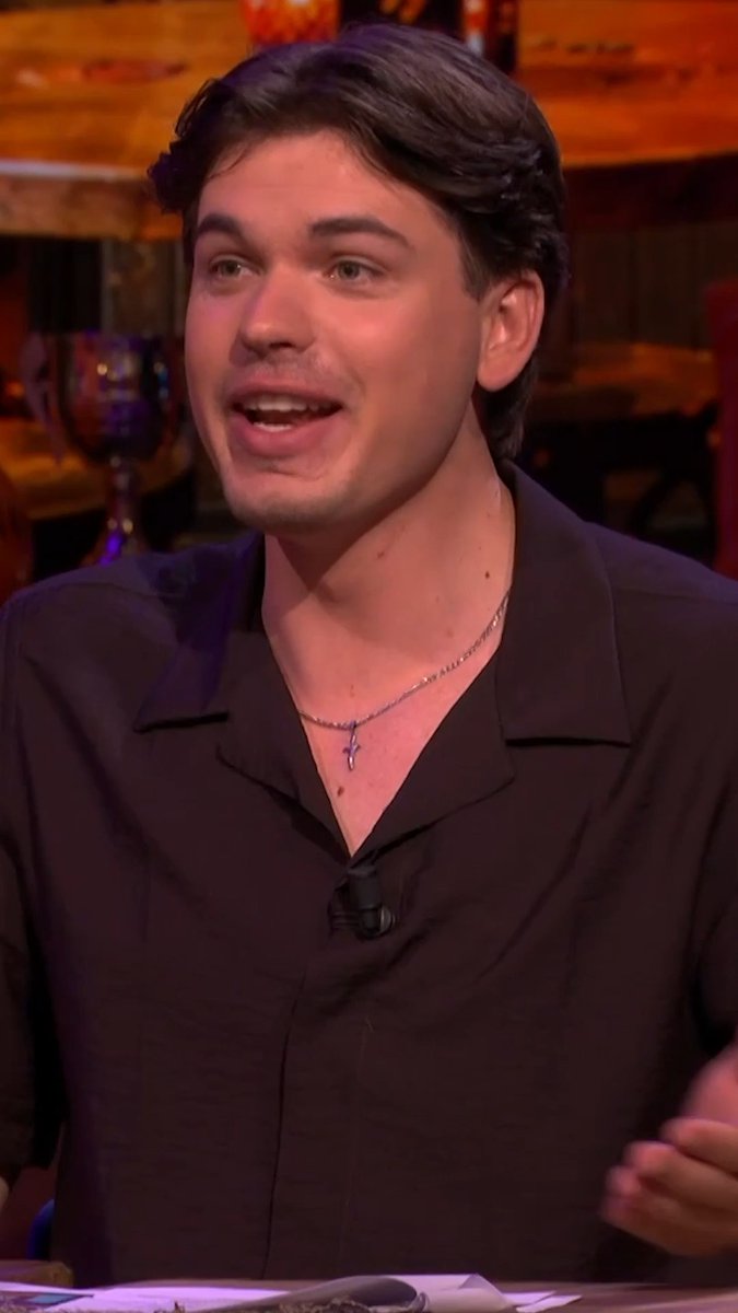 Nicky van der Gijp en Sam van Royen in discussie: 'Hou lekker je mond dicht joh!' 😮 #hetoranjecafé