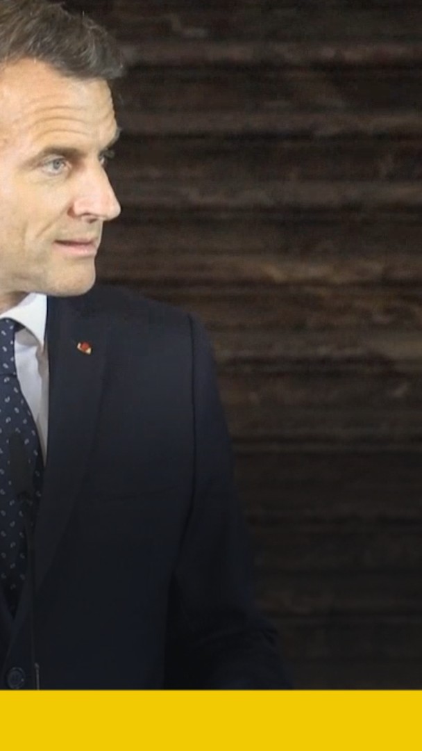 Emmanuel Macron appelle à se "méfier" des sondages qui prédisent la victoire de Marine Le Pen