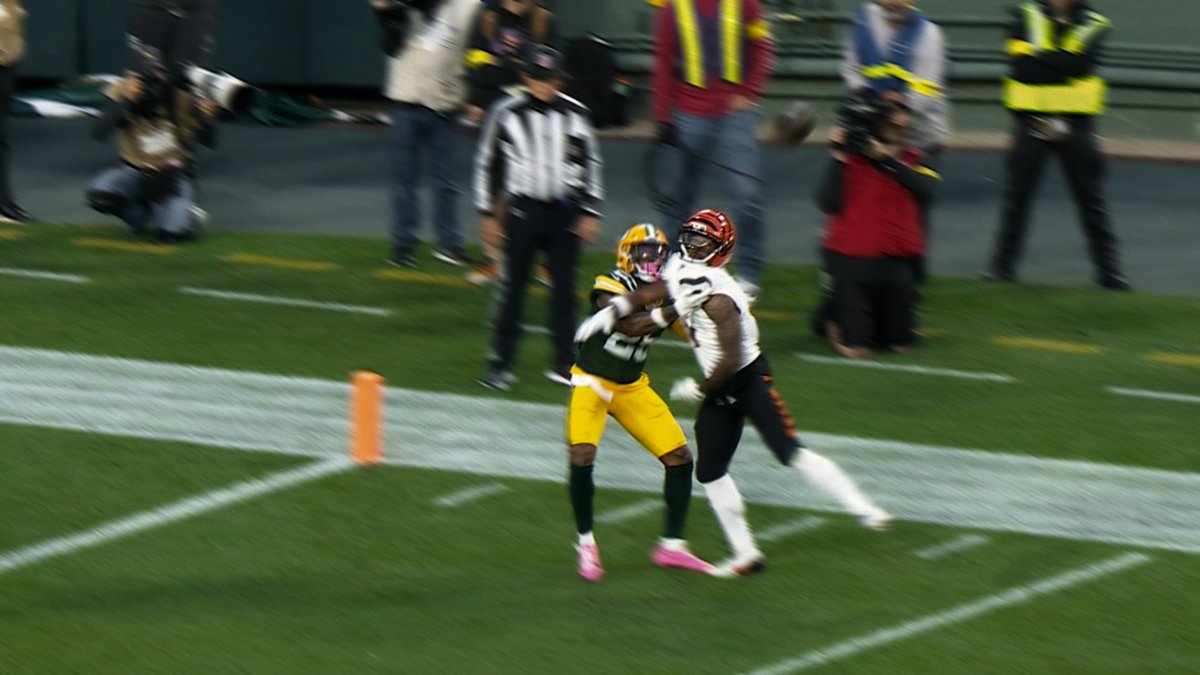 “I’m not even making very good throws… it’s insane!” Joe Flacco was blown away by how good Ja'Marr Chase is 😂 Quarterback Season 3 is now playing.