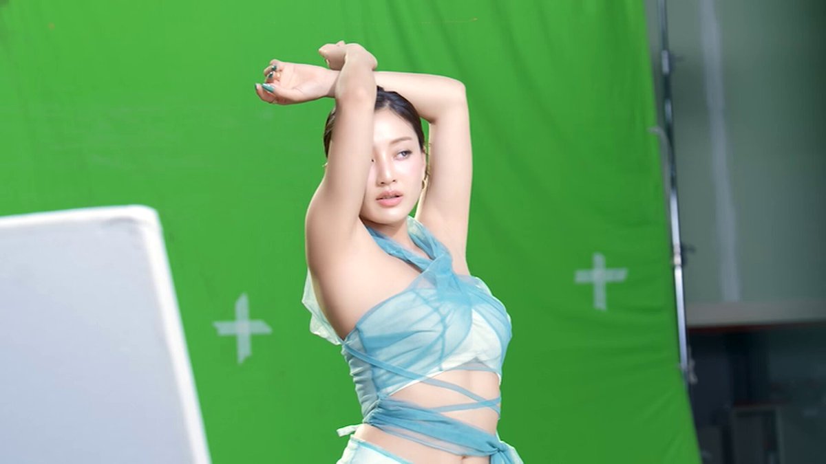 real life pretty goddess jihyo (ft. her laughing the hell out because of the pose she's striking 😆)