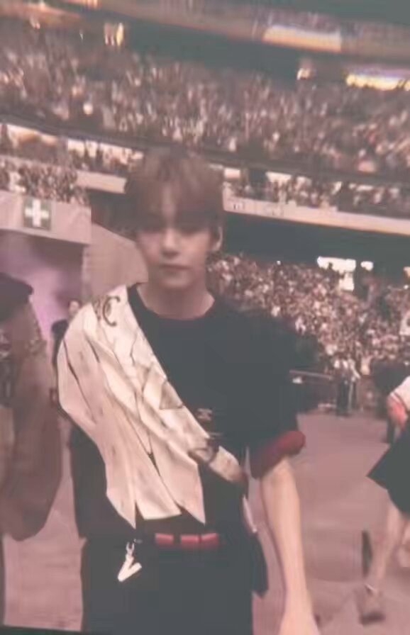 OMG TAEHYUNG GOT A ‘V’ CHARM HANGING ON HIS BELT…OH ICONIC