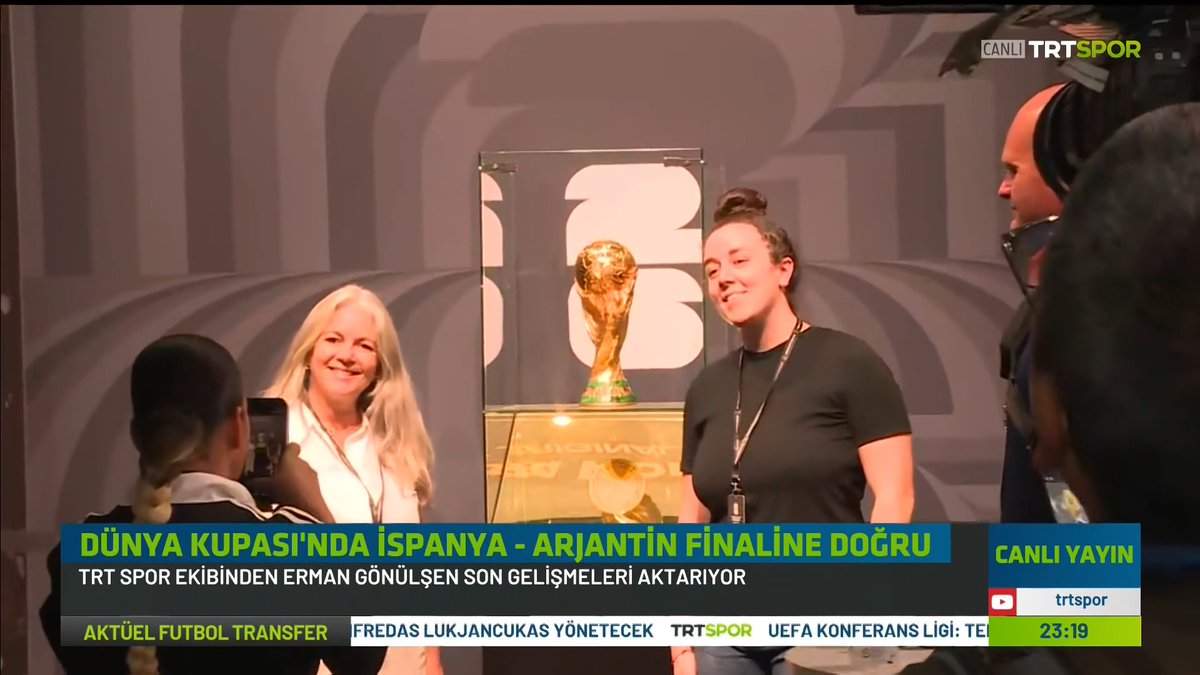 🇪🇸 İspanya x Arjantin 🇦🇷 🗣️🎙️TRT Spor ekibinden Erman Gönülşen, dev final öncesi taraftar etkinlik alanından son gelişmeleri aktardı.