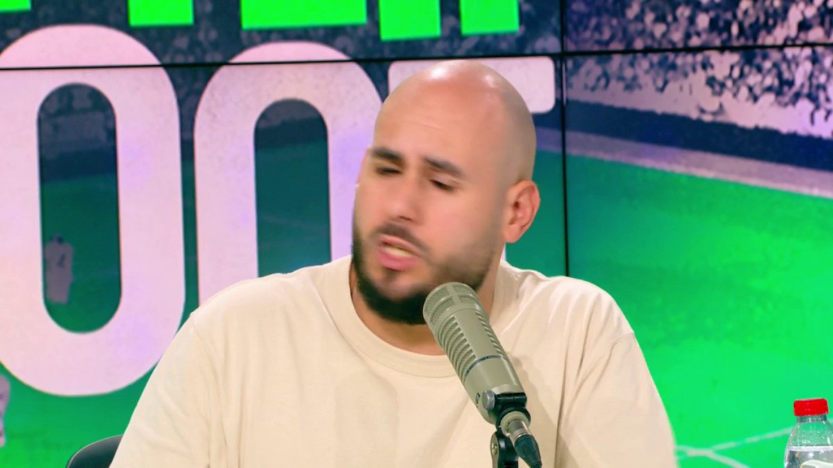 🗣️🐐 Pour 𝚆𝚊𝚕𝚒𝚍 𝙰𝚌𝚑𝚎𝚛𝚌𝚑𝚘𝚞𝚛, le débat Messi-Ronaldo est clos : "Il y en a un qui a dit 'I'm back' après un doublé contre l'Ouzbékistan et l'autre qui est en finale de Coupe du monde quatre ans après l'avoir remportée."