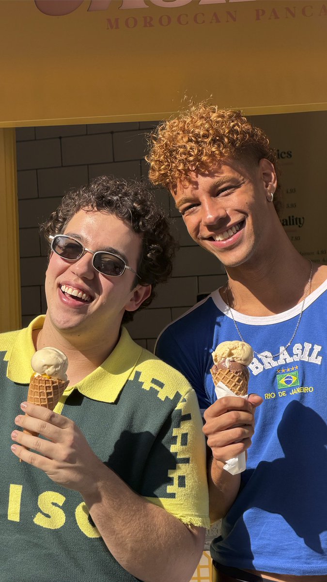 Eu fiquei até emocionada, viu? 🇬🇧 🍂 Miguel Lallo e Diego Lira encontraram Kit Connor e Joe Locke em Londres e ainda assistiram à première mundial de Heartstopper Para Sempre. O filme já está disponível, e Quinze Dias chega por aqui no dia 19 de agosto!