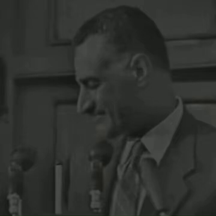 عبد الرحمن الابنودي بيحكي ردة فعل باباه لما راحله يوم بينتقد عبد الناصر وبيقول (الراجل اللي اسمه عبد الناصر دا كذا وكذا)