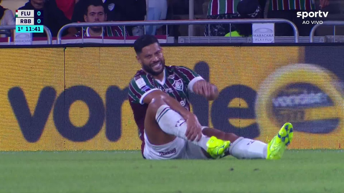 Hulk reclamando com a arbitragem após ser atingido pelo jogador do Red Bull Bragantino. O lance rasgou a meia do atacante do Fluminense. 🎥 sportv | ge