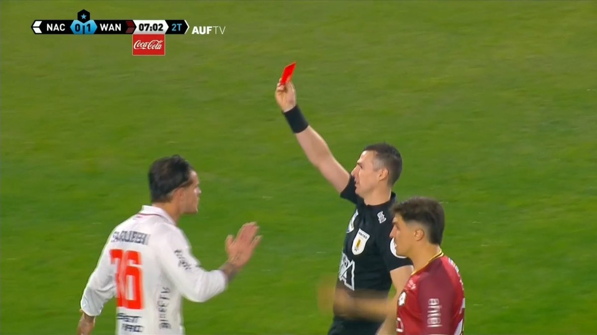 ¡INCREÍBLE EXPULSIÓN DE ALEXIS MARTÍN ARIAS! El arquero de Nacional se llevó la pelota con la mano fuera del área para cortar un contragolpe de Wanderers y se llevó la roja en el Gran Parque Central. ▶️ Mirá el 🇺🇾 #CampeonatoUruguayo en el Plan Premium de #DisneyPlus