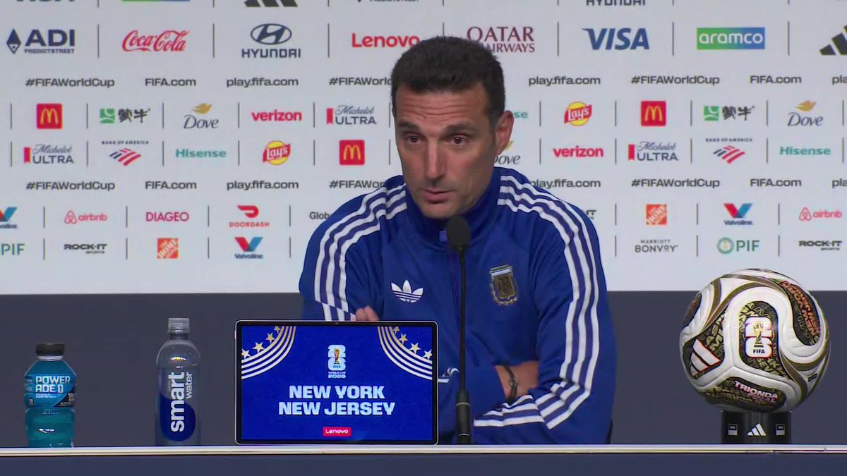 "La selección argentina juega por su gente. Ves lo felices que están y es imposible que no te toque el corazón" ❤️🩹🇦🇷 Lionel Scaloni y la emoción de los jugadores de Argentina al ver a su afición #DAZNMundial #FIFAWorldCup