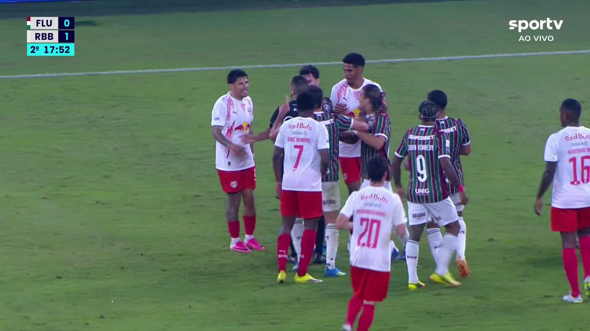 🟥 Agustin Sant'Anna, do Red Bull Bragantino, expulso por cotovelada em Lucho Acosta, do Fluminense. 🎥 sportv | ge
