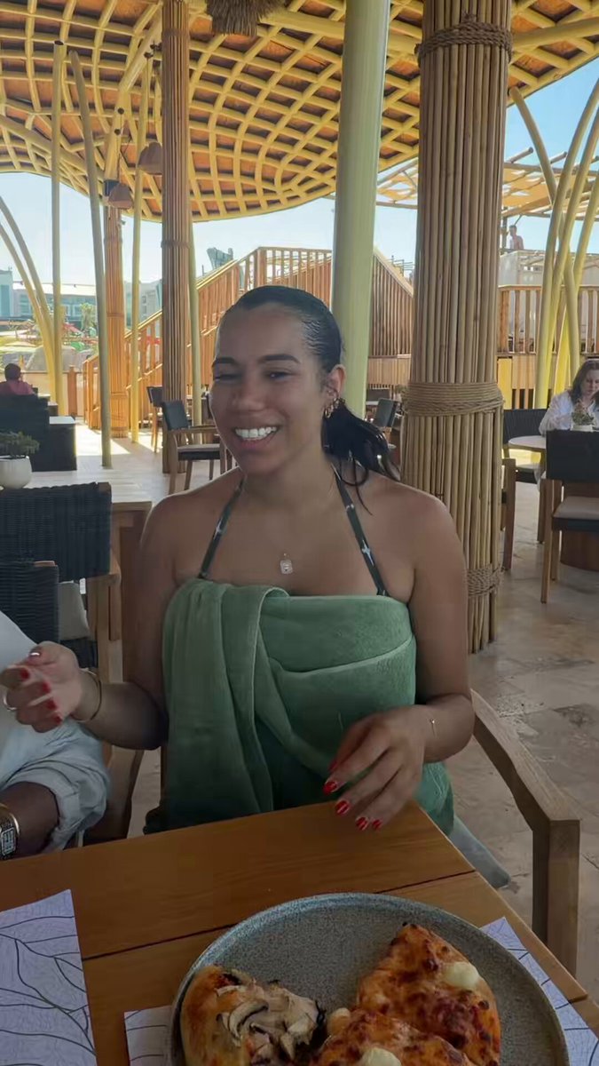 La sœur jumelle de Achraf hakimi est carrément en serviette fièrement en plus ? Vraiment triste