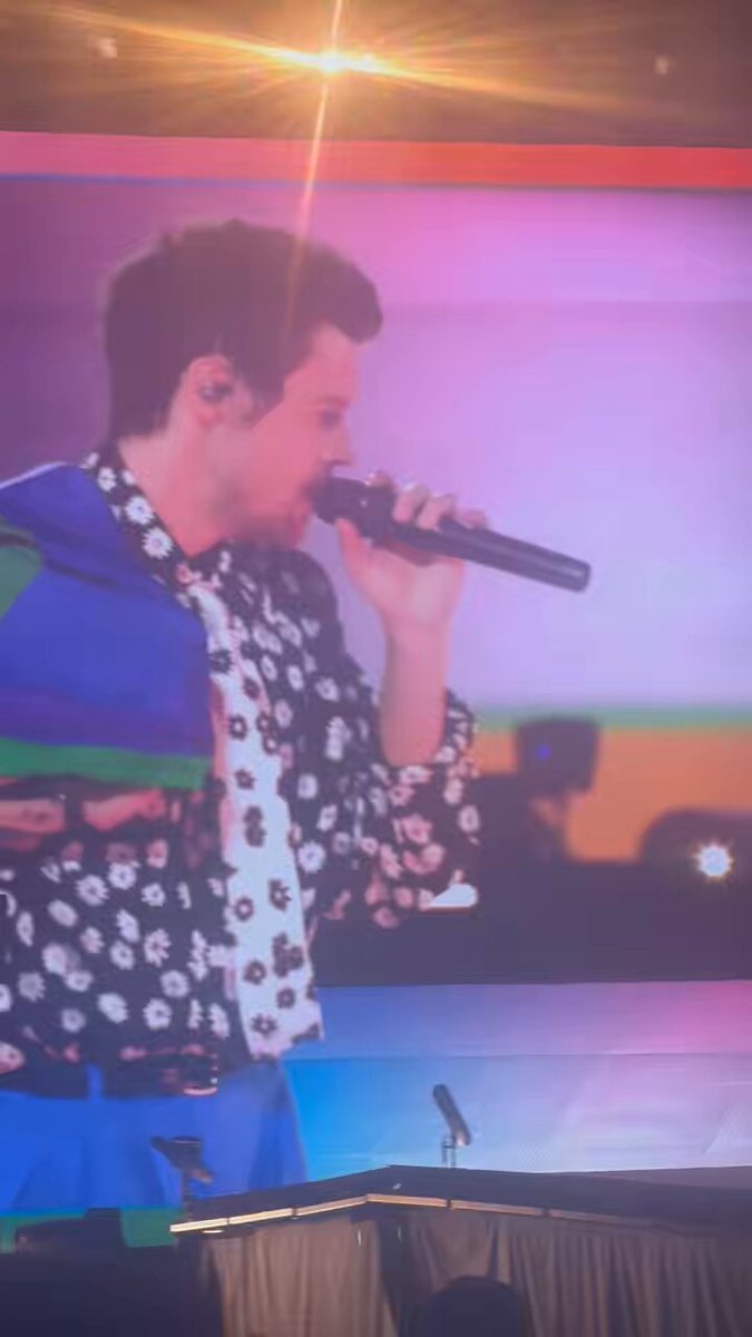 Harry with a pride flag during Treat People With Kindness on stage at Estádio MorumBIS in São Paulo, Brazil - 17 July (via 𝑠𝑎𝑟𝑎) 🏳️‍🌈🏳️‍⚧️🇧🇷
