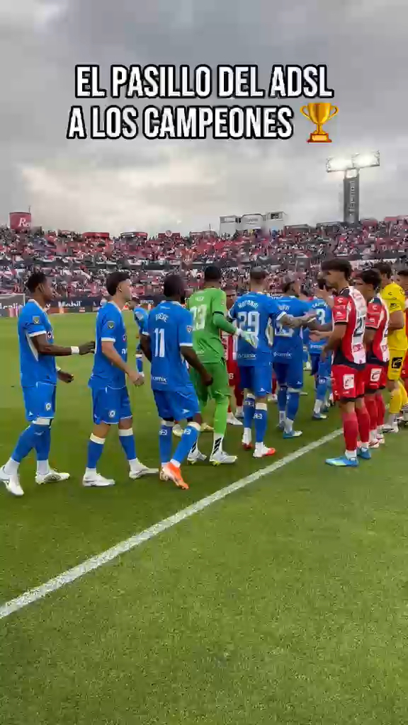 ¡Grande el Atlético de San Luis! 👏🏻 Le hicieron el famoso pasillo al Cruz Azul por su reciente título del Clausura 2026 🏆