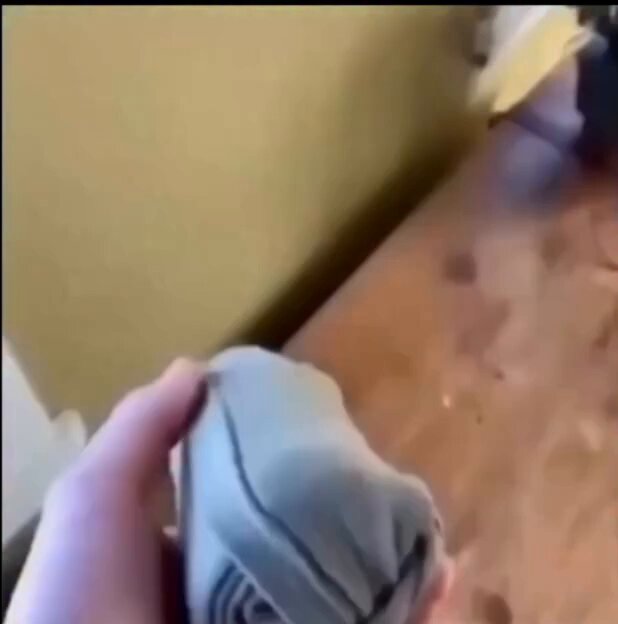 Askerlerin bu tişört katlama tekniği o kadar hızlı ve kusursuz ki, sanki bir makine yapmış gibi görünüyor.