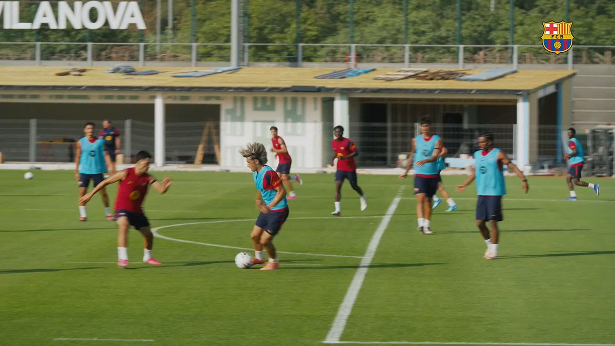 Héctor Fort steals the ball, Roony delivers the cross and Shane Kluivert finishes it off.