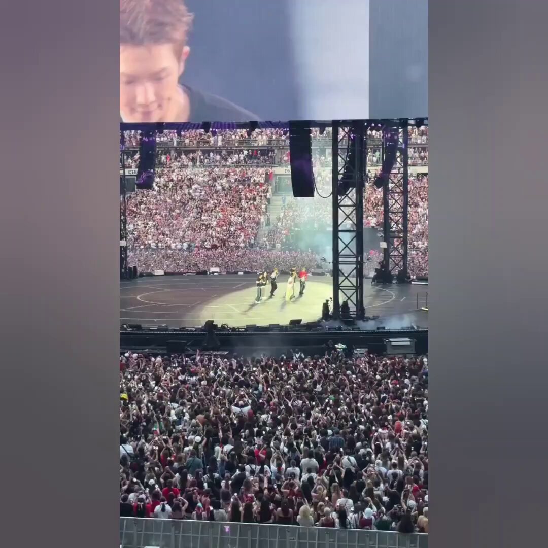 Emmanuel Macron, presidente de Francia 🇫🇷 subió a Instagram un video del escenario de Dynamite del concierto de París, y en el aparece la parte de Jimin con su atuendo de Dior. Que curioso que escogiera esta parte en especial, sin duda la mejor forma de representar su país y al Kpop con dynamite, Dior y Jimin cantando.