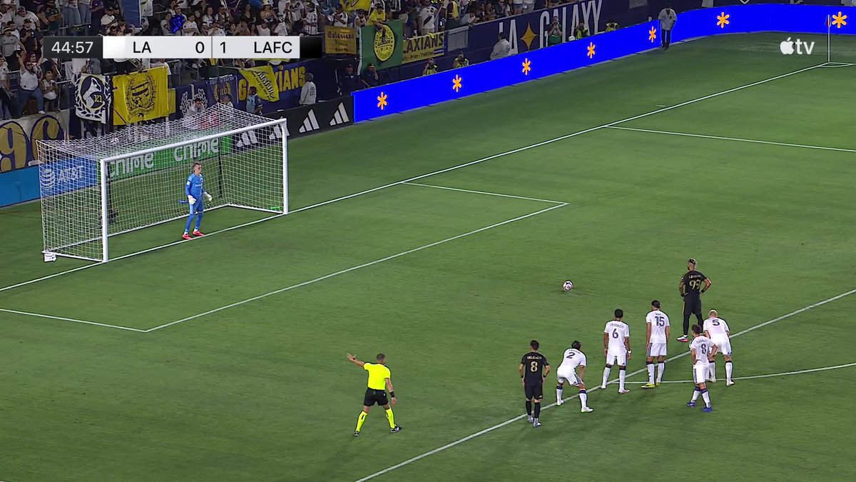 DENIS FROM THE SPOT. 🎯 Bouanga doubles LAFC's lead.