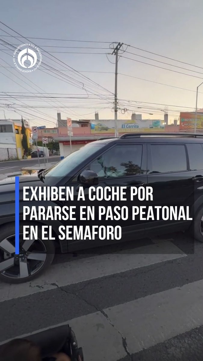 “Todavía me mienta la madre”: 🤨mujer exhibe a auto 🚘 bloqueando el paso peatonal en semáforo. #RFmx #Imperdible