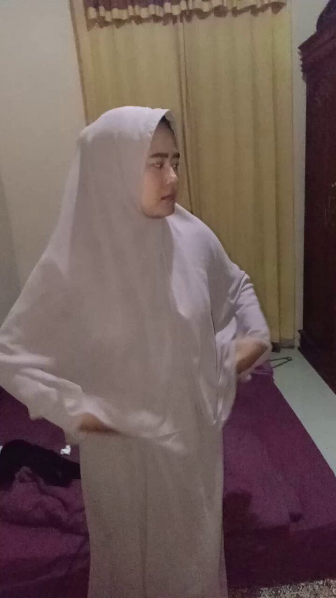 Bu RT yang sudah turun mesin, tapi... Her: Nanti beres patroli jangan langsung pulang, ya, pak? Hansip: emangnya knp, bu rt? Her: Ada lah... pokoknya... Hansip: Jgn suruh saya aneh2 ya, bu Her: aman, pak rt keluar kota kok Lelehan fla pun jadi saksi