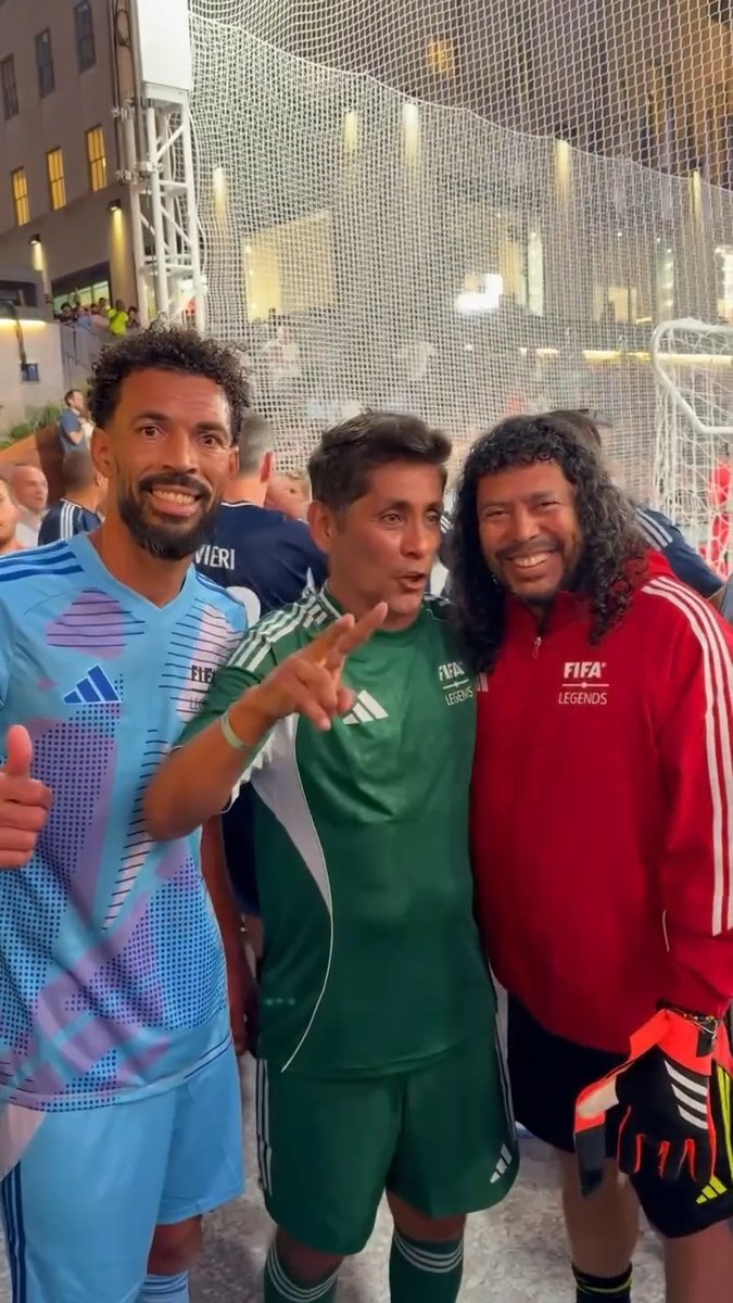 "Es como ver a los Dioses regresar al Olimpo". 🤩🧤 Jorge Campos, René Higuita y Vozinha en el mismo lugar.🐐🧤 (Vía @soyjorgecampos1/ig)