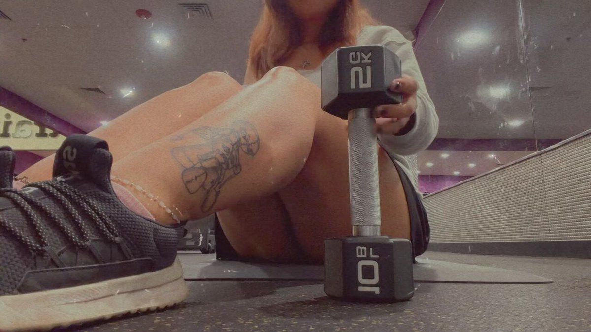 Pov- you’re my gym crush so I make sure to wear no panties to give you. Show <33 . Ngl my legs look amaze in the beginning of the vid lol . #nsfwtwt #publicplay #gym