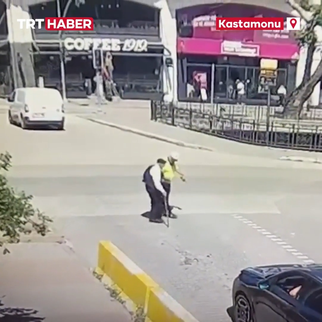 Kastamonu'da yürümekte güçlük çeken yaşlı adamın yardımına polis koştu.