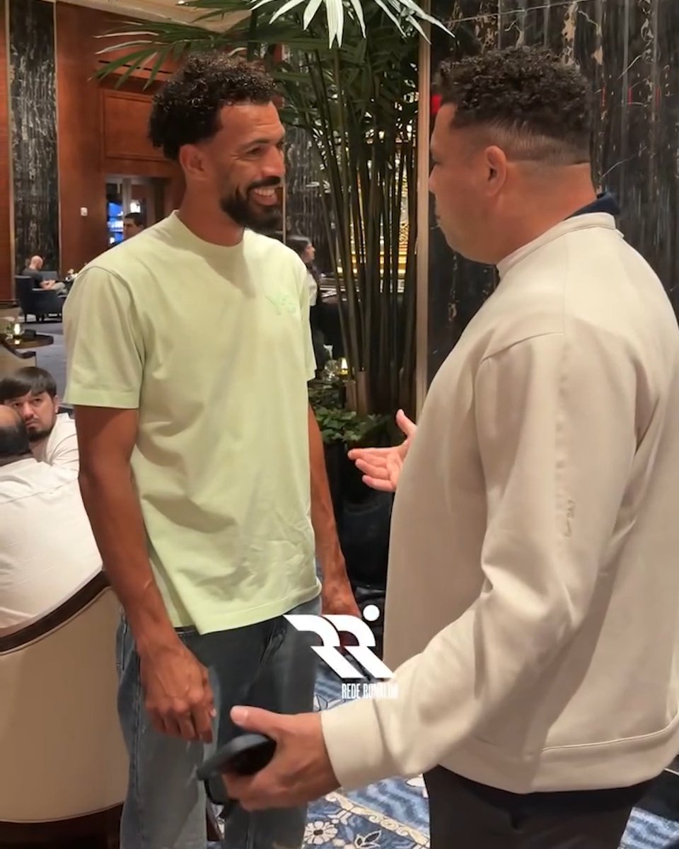 Dos leyendas Mundialistas compartiendo un momento.🤩🐐⚽️ (Vía @rederonaldousa/IG)