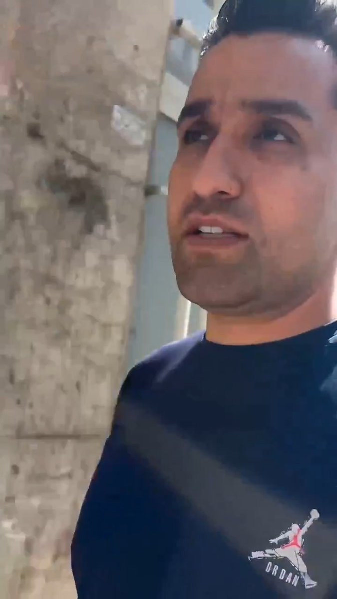 ▪️▪️ استمعوا جيداً لحديث هذا الشاب الإيراني لتدركوا حقيقة الأوضاع في إيران: «يا رفاق، اليوم هو 17 يوليو 2026. خمس حبات من الموز، وعبوة مياه غازية، وعلبة حليب واحدة. أي ثلاثة أصناف فقط. عائلتي مكونة من ثلاثة إلى أربعة أفراد. تخيلوا... بلغت التكلفة مليون تومان. بمعنى أننا إذا اكتفينا كعائلة بتناول المياه الغازية والموز والحليب من الصباح حتى المساء، فستبلغ التكلفة 30 مليون تومان. أنتم حقاً معدومو الشرف». #انتفاضة_حتى_إسقاط_النظام إيران الحرة #دول_الخليج #الشرق_الأوسط