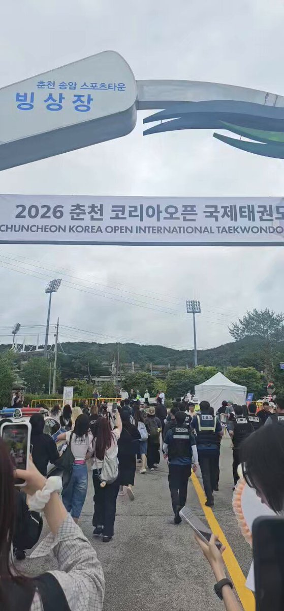 ' 따라오지 마세요 ' ' 오지 마세요 ' 처음부터 계속 얘기했는데 도대체 왜 이러시는 거예요......