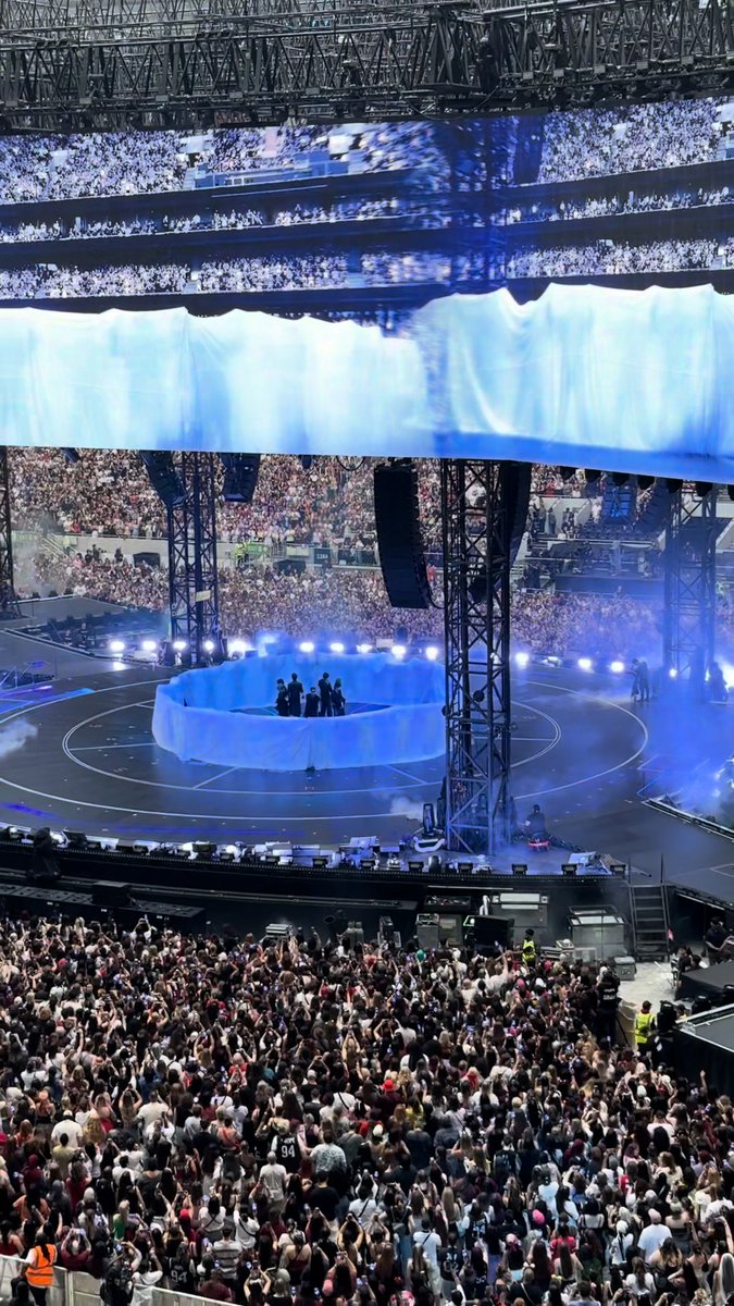 If you could relive one song from the night... would it be "Swim"? 💜🌊 #방탄소년단 #BTS #BTS_WORLDTOUR_ARIRANG #BTS_WORLDTOUR_ARIRANG_EUROPE #BTS_WORLDTOUR_ARIRANG_LONDON