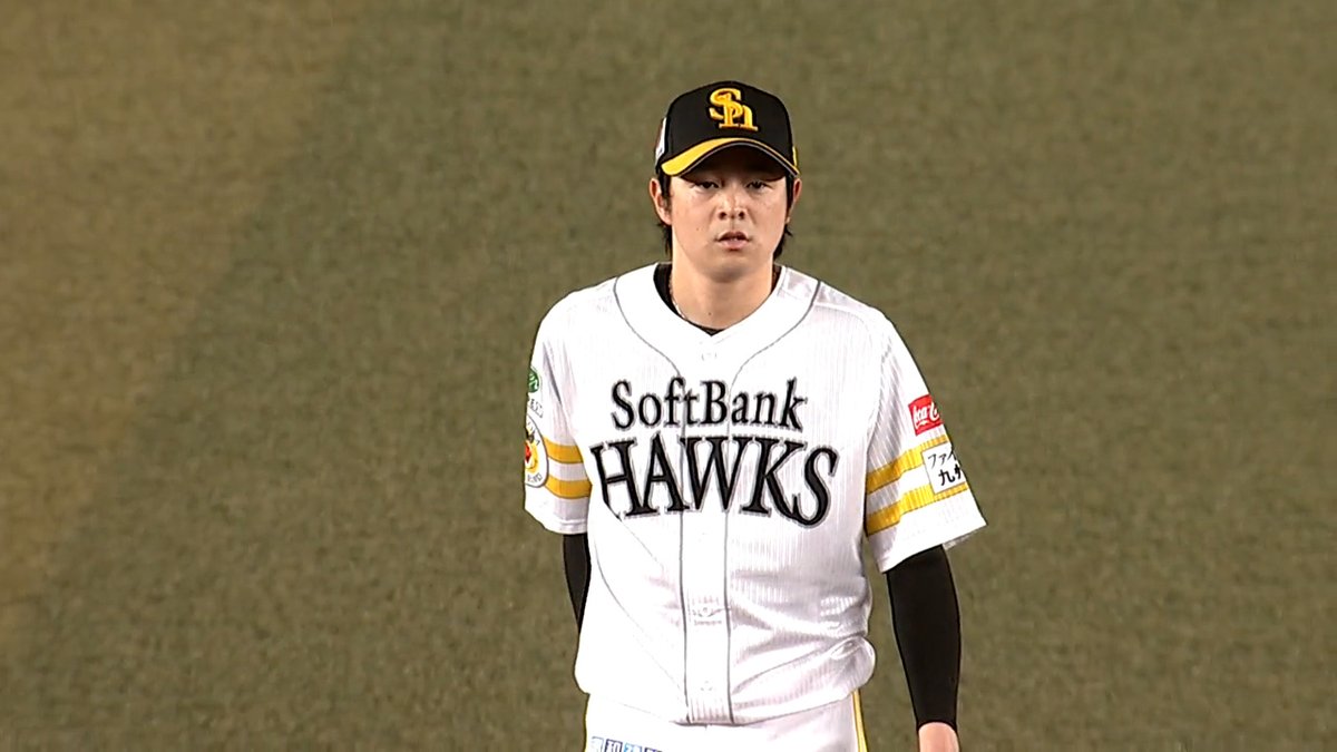 「打球はセンターへ…抜けない‼」 #川瀬晃 難しいハーフバウンドの打球をグラブに収め👀 ベースカバーの #牧原大成 へバックハンドトス👏 喜ぶ #大津亮介 悔しがる #西川史礁 しかし好プレーの川瀬本人は当然とばかりの涼しい顔😌 #sbhawks #ベースボールLIVE で配信中[初月無料]