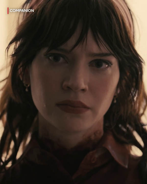 Pas lagi liburan, seorang perempuan sadar kalo dia adalah robot pendamping dan harus kabur dari rencana jahat pacarnya. Dibintangi Sophie Thatcher, Jack Quaid, dan Lukas Gage, film Companion udah bisa kamu tonton di Netflix.